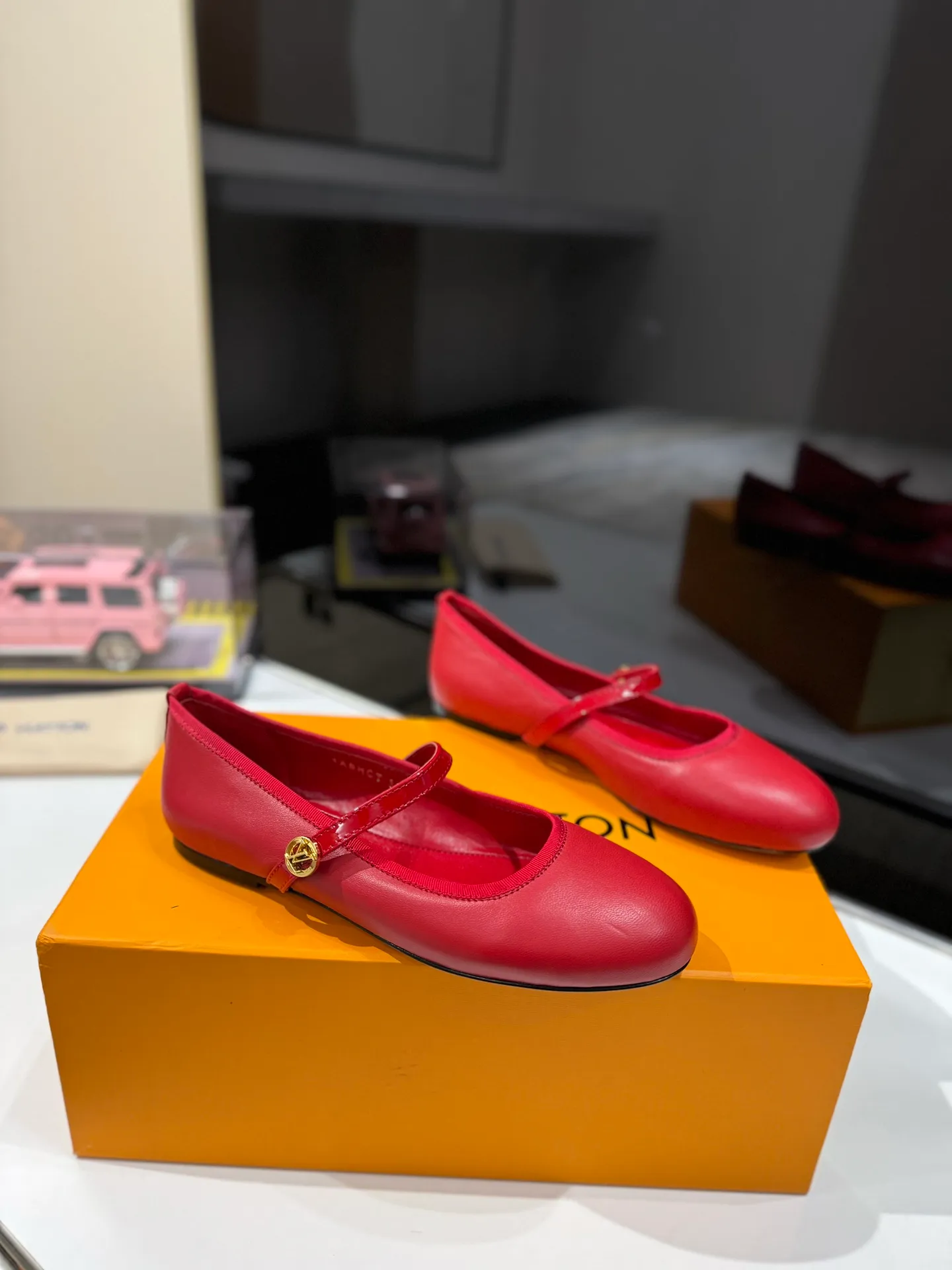 👟👟Ex-factory price 600👟👟 👟👟LV | Louis Vuitton 25𝐬𝐬 🧡💚2025 early spring new top version‼ ️The original version is the same. The counter specializes in the latest ROMY flat ballet shoes. Hard goods are new🆕 ❥Purchase level! Full of high-end feel! A popular model among bloggers at home and abroad, it’s retro and fashionable and looks amazing on your feet! Mainly recommended models on the official website★ ✅Upper: Highly customized denim/lambskin/presbyopia leather ✅Inner lining: imported sheepskin lining ✅Outsole: original Italian leather outsole ✅Shoe size: 35-39 (customized for 40, 41, 42) ✅Packaging: full set of exquisite packaging